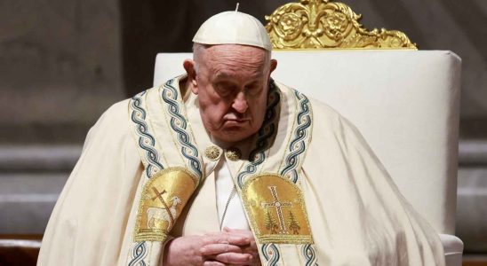 Le pape Francois reapparait a la Veillee pascale apres avoir