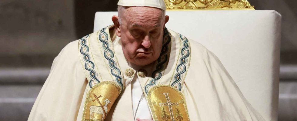Le pape Francois reapparait a la Veillee pascale apres avoir