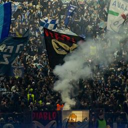 Les supporters de la Lazio chantent des chansons fascistes dans