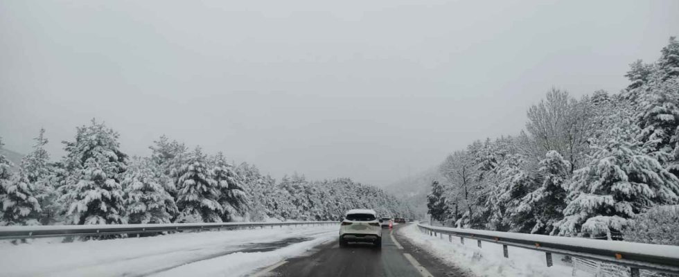 Nous avons evite les voitures arretees sur lautoroute