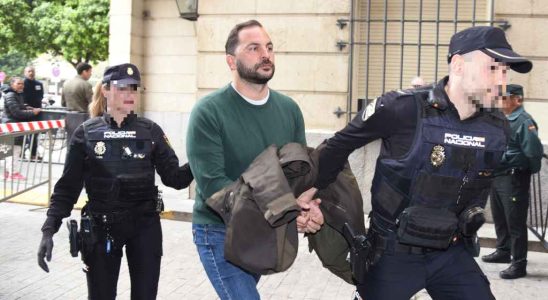 Premieres images dAntonio Tejado menotte et escorte par la police