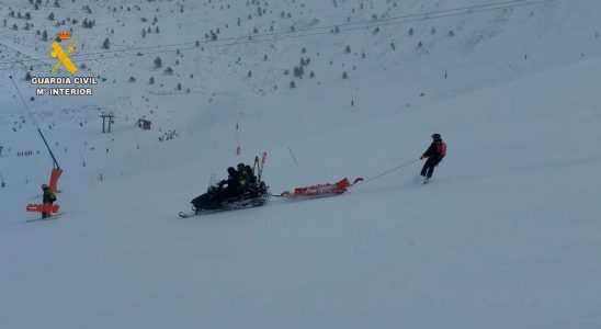 Sauvetage impressionnant de deux alpinistes dans la neige apres une