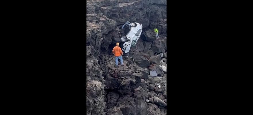 Sauvetage spectaculaire dun homme tombe dune falaise a Hawai