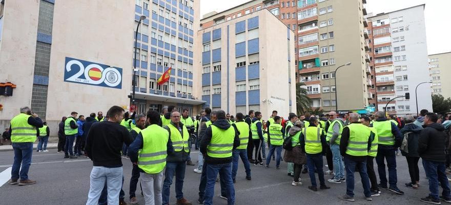 Un groupe dagriculteurs coupe la promenade de Maria Agustin de