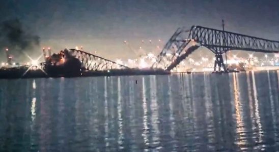 Un navire secrase et demolit le plus grand pont de