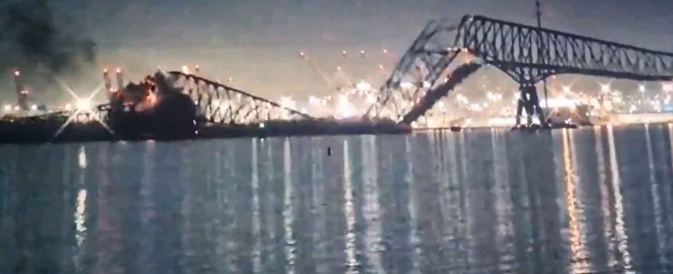 Un navire secrase et demolit le plus grand pont de