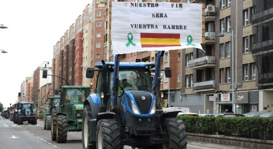 En images Les tracteurs envahissent a nouveau les rues