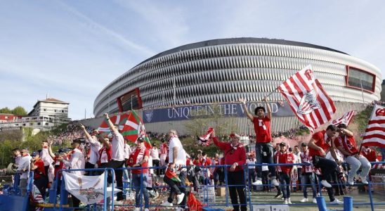 LAthletic celebre la Coupe avec ses supporters devant une foule