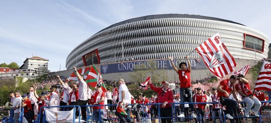 LAthletic celebre la Coupe avec ses supporters devant une foule