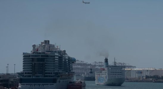 Le bateau de croisiere retenu a Barcelone avec 1500 passagers