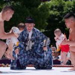 Le festival fou ou les lutteurs de sumo terrorisent les