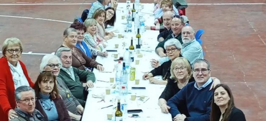 Les retraites celebrent leur repas traditionnel avec du theatre et