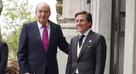 Lovation tonitruante du roi Juan Carlos lors du mariage dAlmeida