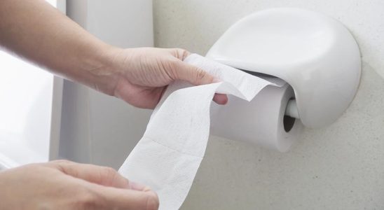 Nettoyer avec du papier toilette des lingettes ou de leau