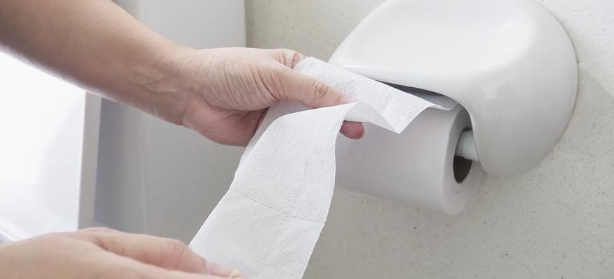 Nettoyer avec du papier toilette des lingettes ou de leau