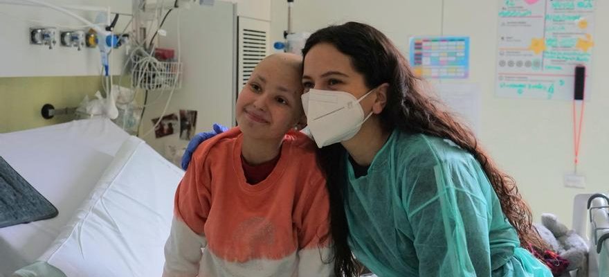 Rosalia rend visite aux enfants atteints de cancer a lhopital