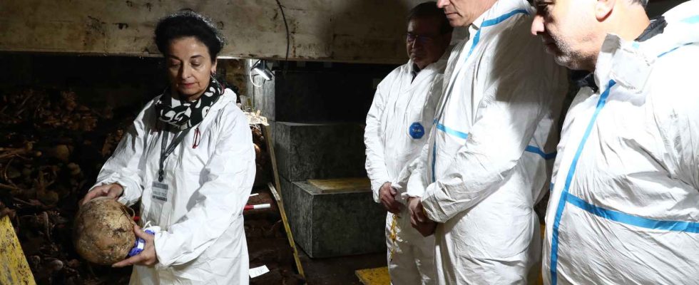 Sanchez visite la Vallee des Morts pour revoir les exhumations