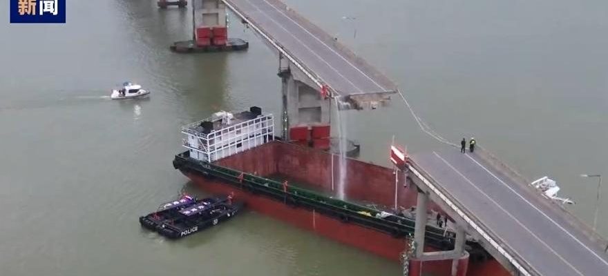 Un navire secrase sur un pont en Chine faisant quatre