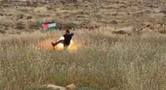 Un reserviste israelien a ete blesse lorsquun drapeau palestinien a