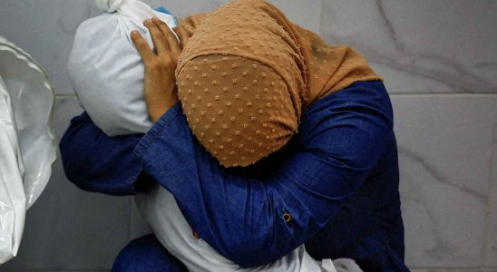 Une Palestinienne serrant dans ses bras sa niece decedee laureate