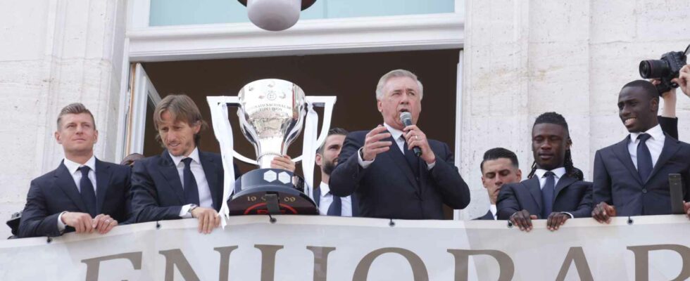 Ancelotti est encourage a chanter depuis le balcon de la