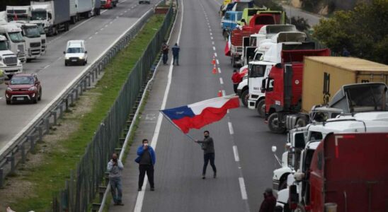 Des camionneurs chiliens bloquent la frontiere nord contre limmigration clandestine