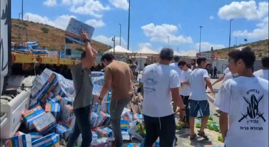 Des colons israeliens pillent et brulent des camions daide humanitaire