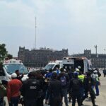 Des etudiants dAyotzinapa attaquent le Palais National lors dune manifestation