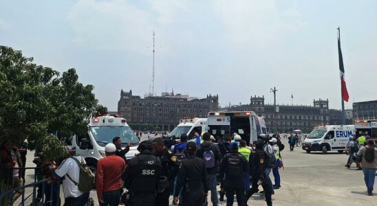Des etudiants dAyotzinapa attaquent le Palais National lors dune manifestation