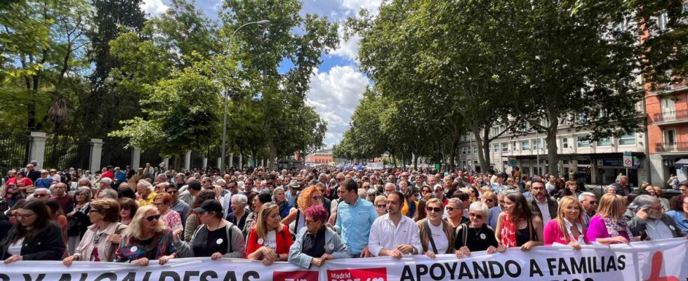 Des milliers de personnes manifestent a Madrid contre les politiques