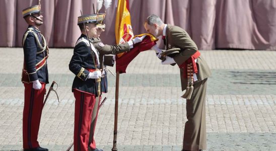 Felipe VI renouvelle son serment du drapeau soutenu par Letizia