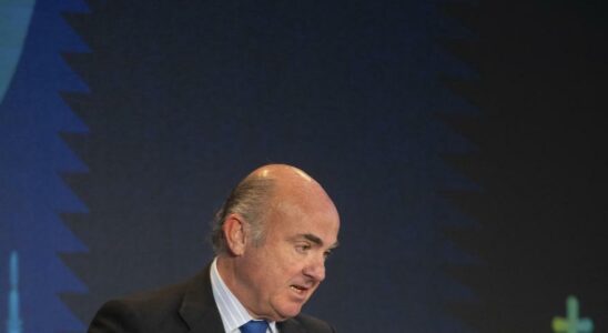 Guindos rappelle que la BCE est favorable aux fusions bancaires