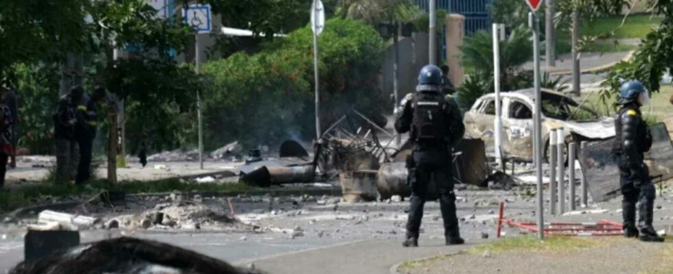 La France envoie un millier de soldats declare letat durgence