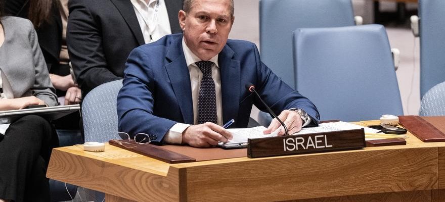 Lambassadeur dIsrael aupres des Nations Unies detruit une copie de