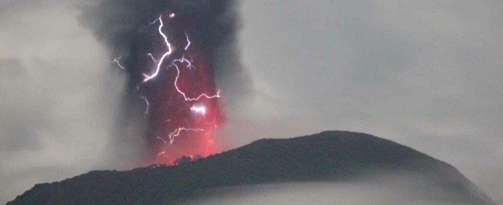 Le volcan Ibu envoie des colonnes de cendres a 4