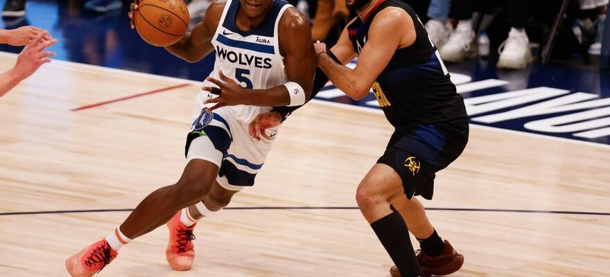 Lentraineur des Wolves Finch felicite le Dominicain Karl Anthony Towns