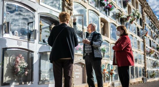 Quatre employes du cimetiere de Montjuic mis en examen pour