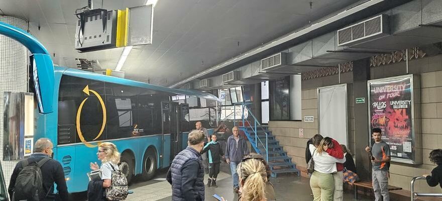 Un bus renverse plusieurs personnes et secrase contre un mur