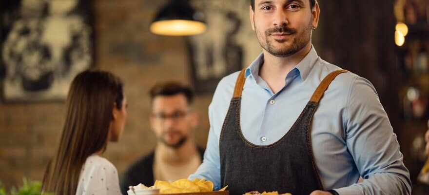 Un client demande laddition dans un bar et nen revient