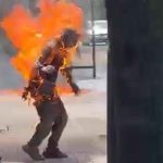 Un homme prend feu a Burgos en pleine rue et