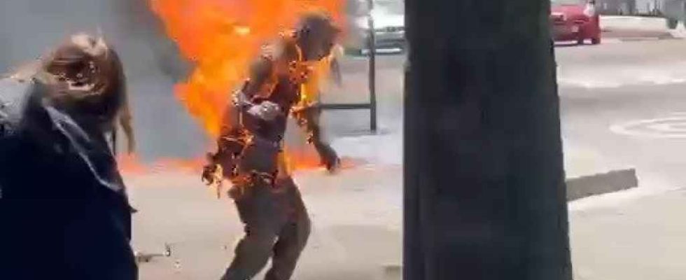 Un homme prend feu a Burgos en pleine rue et