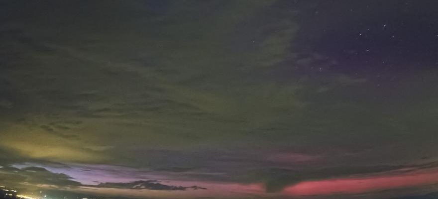 Une aurore boreale apparait dans le ciel dune grande partie