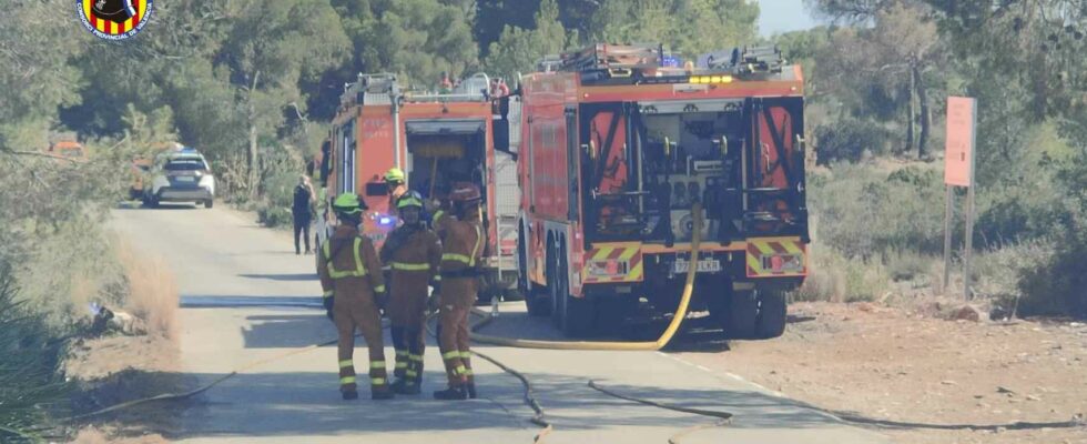 13 vehicules aeriens mobilises dans deux incendies de foret a