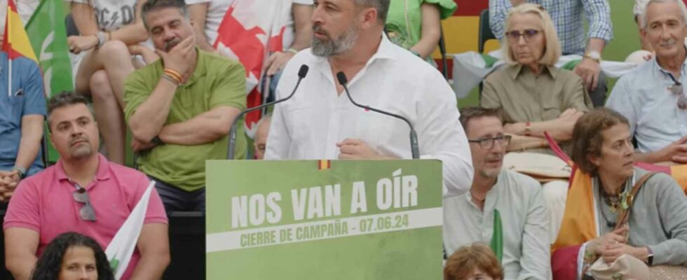 Abascal termine sa campagne a 1 kilometre de Sanchez mais