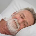 Comment prendre soin du sommeil des personnes agees sans recourir