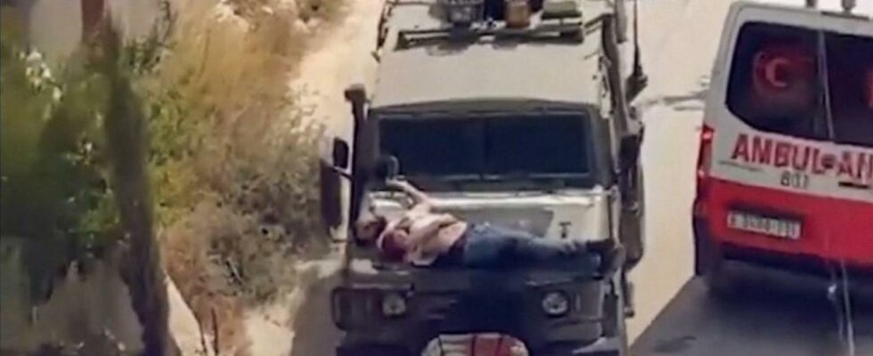 Des soldats israeliens attachent un Palestinien blesse a une voiture