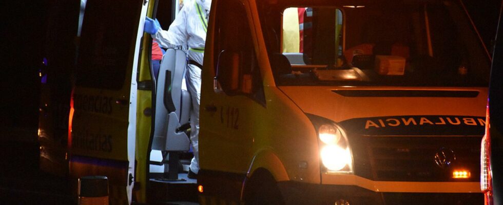 Deux hommes hospitalises apres le renversement spectaculaire dun camion a