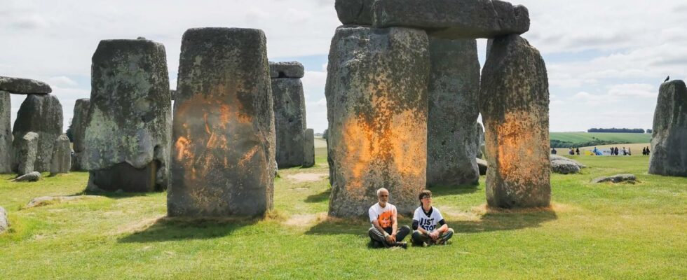 Deux militants pulverisent de la peinture sur Stonehenge pour exiger