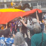 Ils tiennent une poupee de Felipe VI avec un drapeau