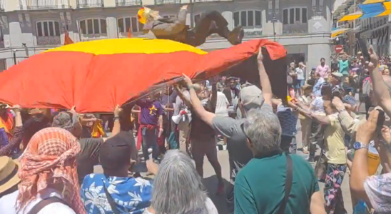 Ils tiennent une poupee de Felipe VI avec un drapeau